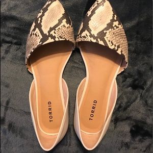 Torrid pointed toe snake print flats
